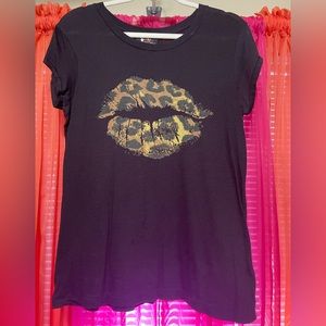 Short sleeve, black tee, leopard print lips print, loose fit, large.